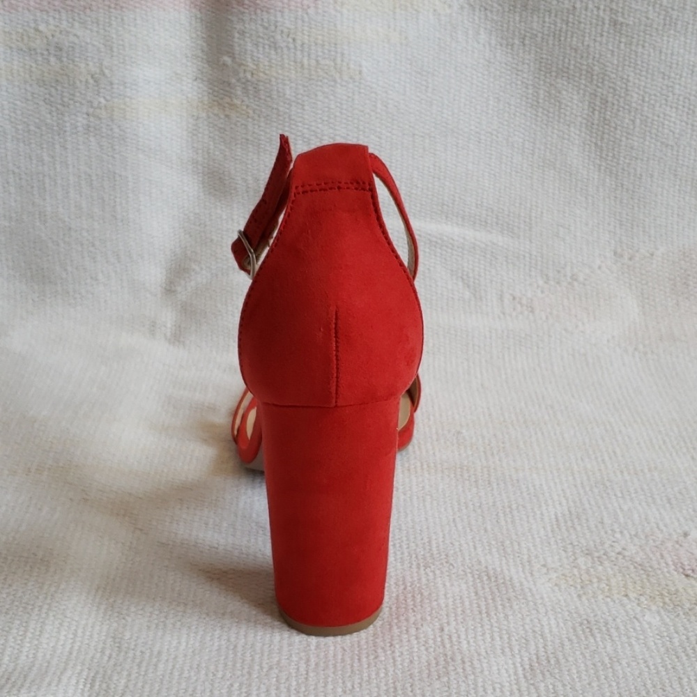 Red heels - Picture 3 of 4